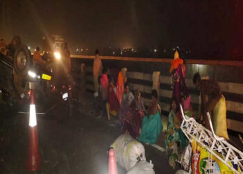 क्रुझर गाडी उलटली, एक वाहन पुलावरुन नदीत कोसळले