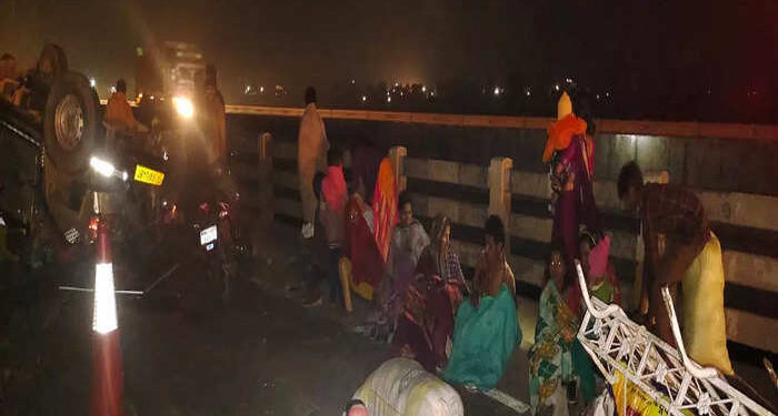 क्रुझर गाडी उलटली, एक वाहन पुलावरुन नदीत कोसळले