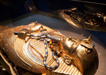इजिप्तमध्ये सापडली सोन्याने मढविलेली ममी