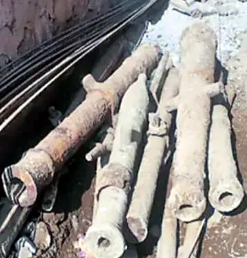 तीनशे वर्षांपूर्वीच्या पुरातन ऐतिहासिक दहा तोफा सापडल्या