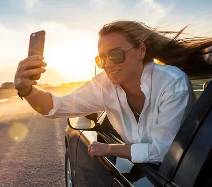 सेल्फीचा मोह टाळा