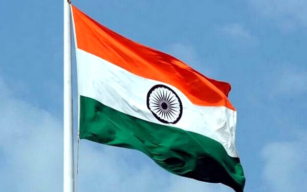 राष्ट्रध्वजाचा सन्मान राखा!