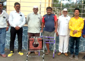 आम्ही धुळेकर संस्थेमुळे दिव्यांग कारागिराला मोलाचा आधार