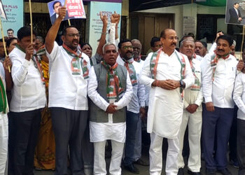 चोर है, चोर है… मोदी-अदानी चोर है… काॅंग्रेसतर्फे जोरदार घोषणाबाजी