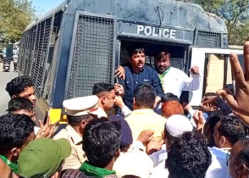 चाळीसगाव चौफुली उड्डाणपुलासाठी रास्ता रोको आंदोलन