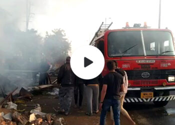 काच गोदामाला भीषण आग, जीवित हानी नाही