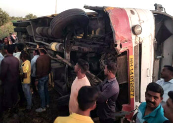 वाघुर नदीच्या पुलावर एसटी उलटली