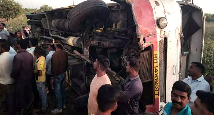 वाघुर नदीच्या पुलावर एसटी उलटली