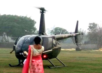 नवरीच्या हेलीकाॅप्टरने एन्ट्रीची गावभर चर्चा