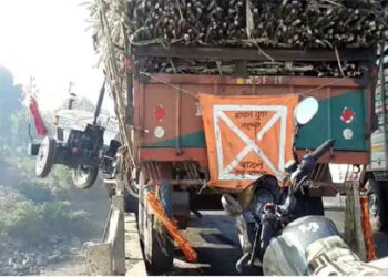 उसाने ओव्हरलोड ट्रॅक्टरने तापी पुलाचे कठडे तोडले, नदीत पडता पडता वाचले