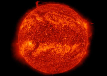 धक्कादायक! सूर्याचा एक भाग तुटून चक्रीवादळासारखा फिरतोय