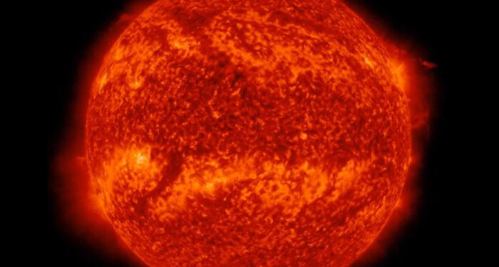 धक्कादायक! सूर्याचा एक भाग तुटून चक्रीवादळासारखा फिरतोय