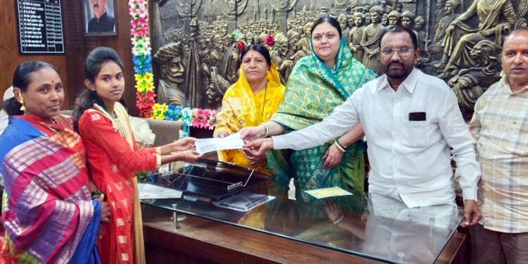 Mayor Pratibhatai felicitated by Teli Federation महापौर प्रतिभाताईंचा तेली महासंघातर्फे सत्कार