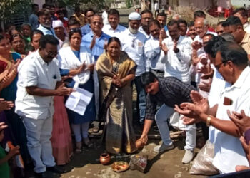 road work in Parijat Colony नगरसेविका सुशिलाताई ईशी यांचा पाठपुरावा अन् आमदारांचा निधी, पारिजात कॉलनीतील रस्त्याचे काम सुरु