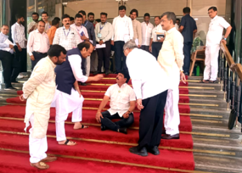 Devendra Fadnvis फारूख शहांनी विधानसभा गाजवली, धुळ्यातील गुन्हेगारीची आयजींच्या अध्यक्षतेखाली चौकशी