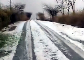 Dhule, Hailstorm in Nandurbar district, J&K appearance to farmers, heavy loss of crops धुळे, नंदुरबार जिल्ह्यात गारपीट, शेतशिवारांना जम्मू काश्मीरचे स्वरूप, पिकांचे मोठे नुकसान