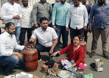 That warrior lit the hearth त्या रणरागिणीने भर चौकात पेटवली चूल