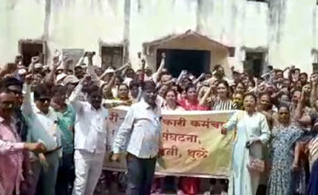 One mission, old pension! एकच मिशन, जुनी पेन्शन! घोषणाबाजी करीत शासन निर्णायाची होळी केली