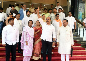 MLA Kunal Patil अंगणवाडी कर्मचार्‍यांच्या मागण्यांसाठी आक्रमक पवित्रा, विधानभवनाच्या पायर्‍यांवर आंदोलन