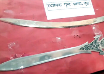 Seizure of Arms In Dhule धुळ्यातील तरुण तलवारी का आणताहेत? त्यांना युद्ध करायला जायचयं की दंगली घडवायच्यात??