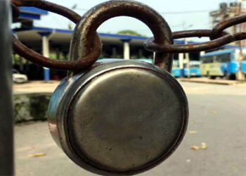 state government employees strike संपकरी कर्मचाऱ्यांवर प्रशासनाचं दबावतंत्र, शिस्तभंगाच्या कारवाईचा इशारा