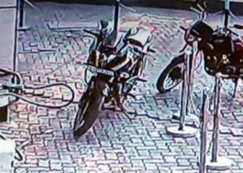 The bike caught fire at the petrol pump पेट्रोल पंपावर दुचाकी पेटली आणि एकच थरकाप उडाला