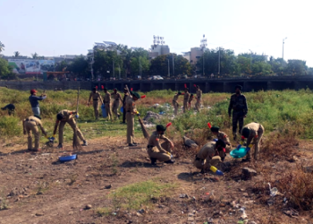 Punit Sagar Abhiyan पांझरा नदीपात्रातून दीडशे किलो कचरा गोळा