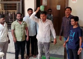 MNS पाण्यासाठी तरूणाने महापालिकेतच केली आंघोळ, धुळ्यात मनसेचे अनोखे आंदोलन