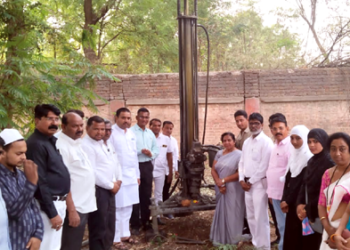 इर्शाद जहागीरदार यांनी केली संदेश भूमी येथे पाण्याची सोय, गरजू विद्यार्थ्यांना शालेय साहित्याचे वाटप