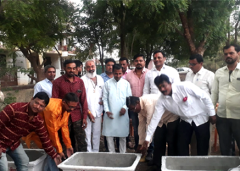 गाय अन् मोकाट जनावरांसाठी पाण्याची सोय, संदीप चौधरी यांनी वाटप केले हौद