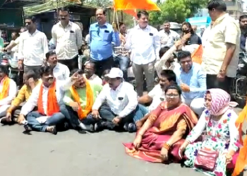 Shivsena खंडित होणाऱ्या विज पुरवठ्यामुळे शिवसेना आक्रमक, भर उन्हात रास्तारोको आंदोलन