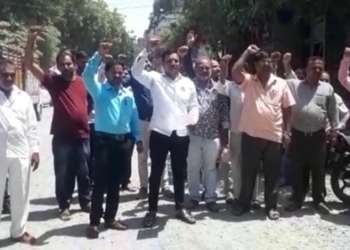 पेठ भागातील रस्त्याचे काम रखडले, शिवसेनेची निदर्शने