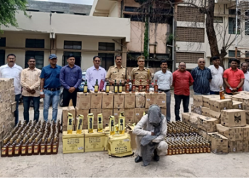 Dhule Crime २१ लाखांची ब्रॅंडेड दारू, दिल्लीहून मुंबईला पोहोचण्याआधीच धुळे पोलिसांनी पकडली