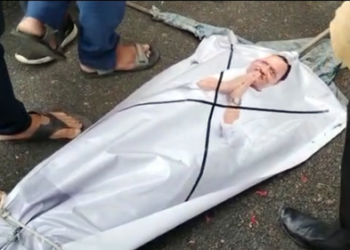 Dhule News अजित पवारांच्या प्रतीकात्मक पुतळ्याची काढली धिंड