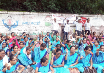 Dhule News तुमच्या आमच्या आरोग्याची काळजी घेणाऱ्या आशाताई स्वतः मात्र वंचित आहेत