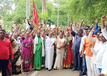 Conduct a separate census of the tribal community आदिवासी समाजाची स्वतंत्र जनगणना करा, एकलव्य आदिवासी सेवा समितीतर्फे निदर्शने