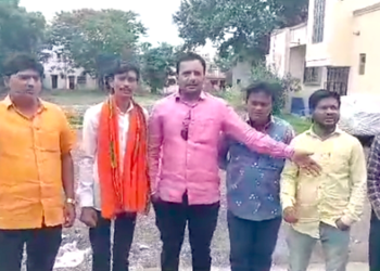 Dhule News 40 लाखांचा रस्ता 10 लाखातच केला म्हणून पडले खड्डे, शिवसैनिक आक्रमक