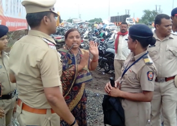 Dhule News मुख्यमंत्र्यांसमोर आत्मदहनाचा प्रयत्न, सामाजिक कार्यकर्त्या गीतांजली कोळींना पोलिसांनी घेतले ताब्यात