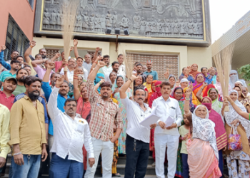 Dhule Mahanagarpalika News सफाई कामगारांचा महापौरांसह आयुक्तांना घेराव