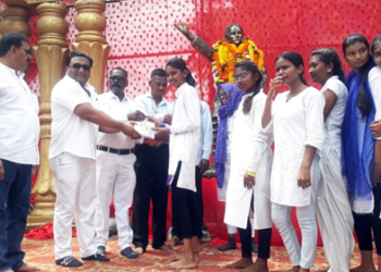 Annabhau Sathe Jayanti लोकशाहीर अण्णाभाऊ साठे जयंतीनिमित्त शालेय साहित्याचे वाटप