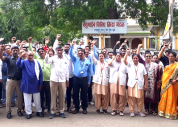 Dhule News कंत्राटी नोकर भरतीच्या निर्णयाला सरकारी कर्मचाऱ्यांचा तीव्र विरोध