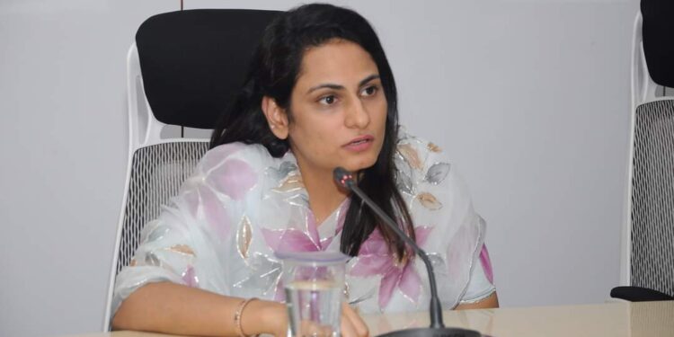 Manisha Khatri फटाके विक्रेत्यांनी कायदेशीर अटी-शर्तींचे पालन करावे : जिल्हाधिकारी मनीषा खत्री