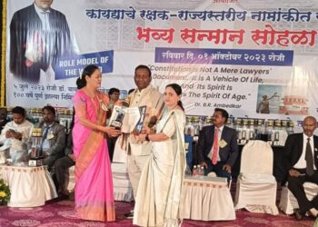 पुणे येथे ॲड. जितेंद्र पवार यांना सपत्नीक पुरस्कार देऊन गौरविताना मान्यवर.