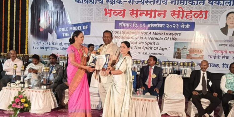 पुणे येथे ॲड. जितेंद्र पवार यांना सपत्नीक पुरस्कार देऊन गौरविताना मान्यवर.