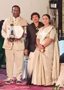 पुणे येथे ॲड. जितेंद्र पवार यांना सपत्नीक पुरस्कार देऊन गौरविताना मान्यवर.