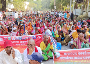 Dhule News आदिवासी शेतकऱ्यांचा मोर्चा, दुष्काळ जाहीर करण्याची मागणी