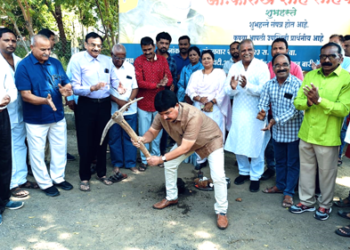 Dhule News माजी सैनिक कॉलनीत आमदार निधीतून रस्ता काँक्रीटीकरण कामाचा शुभारंभ