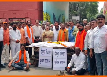 Dengue outbreak in Dhule city धुळे शहरात डेंग्यूचे थैमान, शिवसेनेने महापालिकेबाहेर रचली चिता