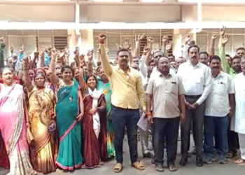 Dhule News रस्त्यावरून उठविलेल्या पथविक्रेत्यांनी गाठले कलेक्टर ऑफीस