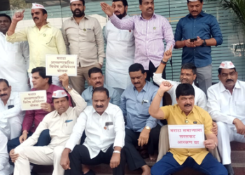 MLA Farukh Shah News मराठा आरक्षणासाठी मंत्रालयाचे प्रवेशद्वार बंद करून आमदार फारूख शाह यांचे आंदोलन